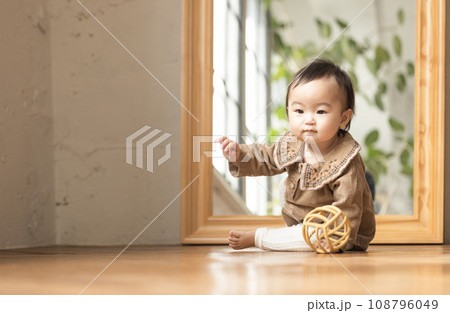 床に座る赤ちゃん 108796049