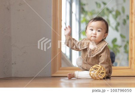 床に座る赤ちゃん 床に座る赤ちゃん 108796050