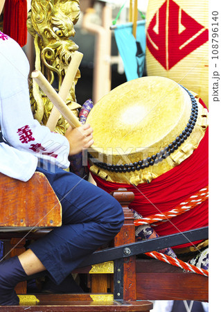 高崎市　高崎まつり　山車に乗って太鼓をたたく人たち 108796140