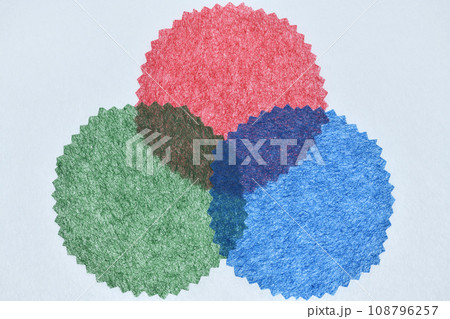 和紙によるRGB（三原色）イメージの背景素材 108796257