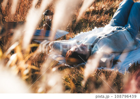 女性　ソロキャンプ　寝そべる　リラックス 108796439