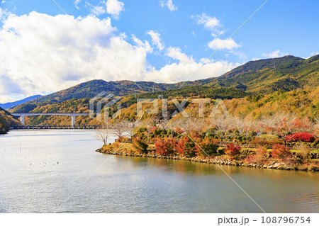 紅葉見頃な恵那峡 108796754