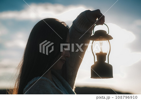 一人旅をする女性 108796910