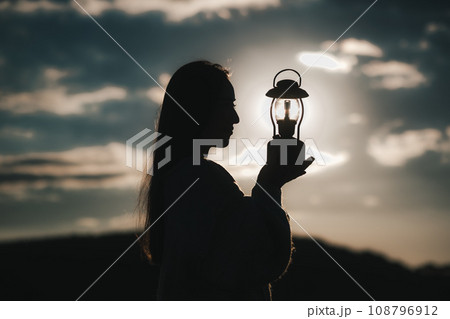 一人旅をする女性 108796912