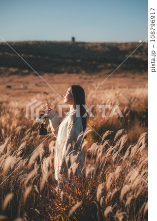 一人旅をする女性 108796917