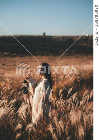 一人旅をする女性 108796920