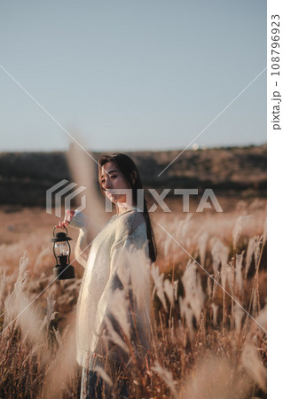 一人旅をする女性 108796923