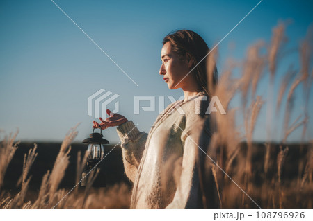 一人旅をする女性 一人旅をする女性 108796926
