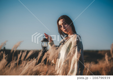 一人旅をする女性 108796939