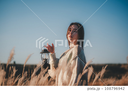 一人旅をする女性 一人旅をする女性 108796942