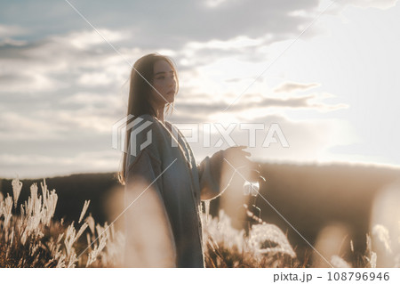 一人旅をする女性 108796946