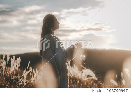 一人旅をする女性 108796947