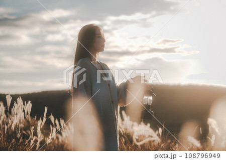 一人旅をする女性 108796949