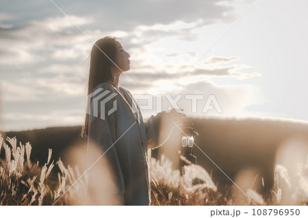 一人旅をする女性 108796950