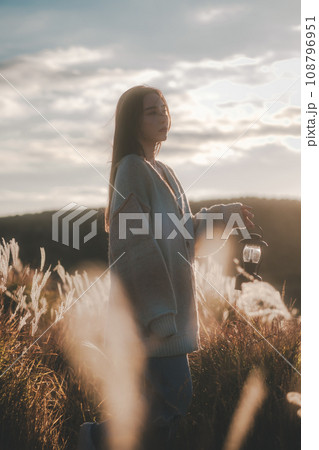 一人旅をする女性 108796951