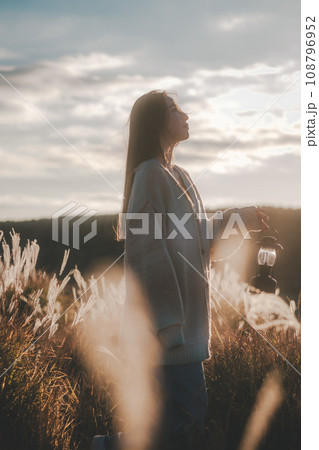一人旅をする女性 一人旅をする女性 108796952