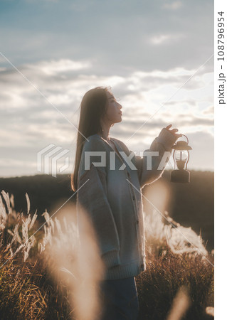 一人旅をする女性 108796954