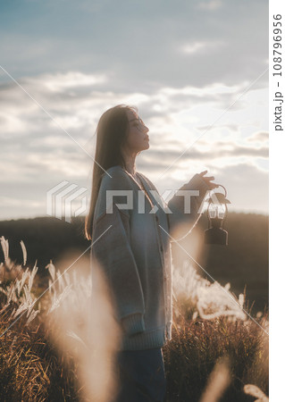 一人旅をする女性 一人旅をする女性 108796956