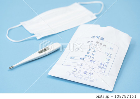 薬と体温計とマスク　体調不良イメージ 108797151