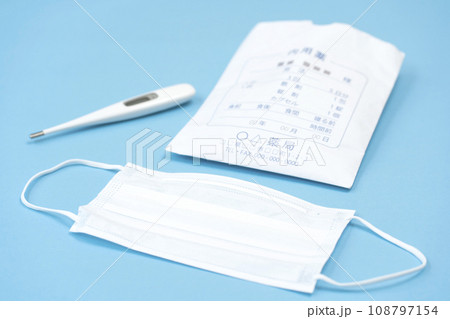 薬と体温計とマスク 体調不良イメージ 薬と体温計とマスク 体調不良イメージ 108797154