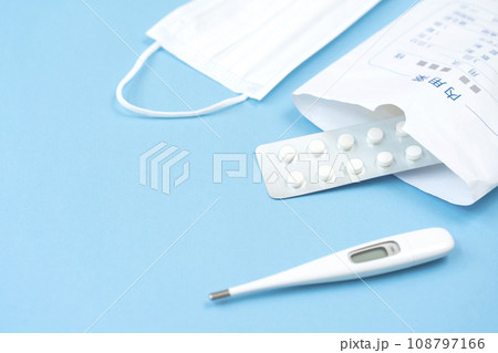 薬と体温計とマスク　体調不良イメージ 108797166