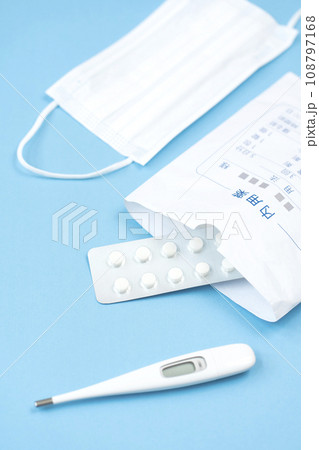 薬と体温計とマスク 体調不良イメージ 薬と体温計とマスク 体調不良イメージ 108797168