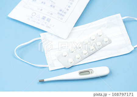 薬と体温計とマスク 体調不良イメージ 薬と体温計とマスク 体調不良イメージ 108797171