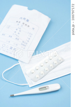 薬と体温計とマスク 体調不良イメージ 薬と体温計とマスク 体調不良イメージ 108797172