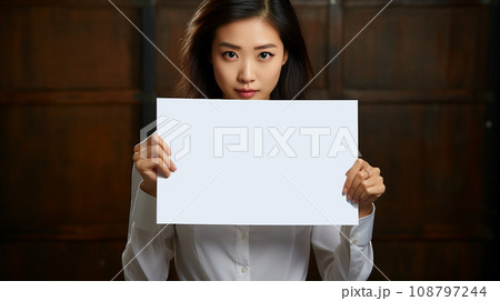 メッセージを掲げる女性 108797244