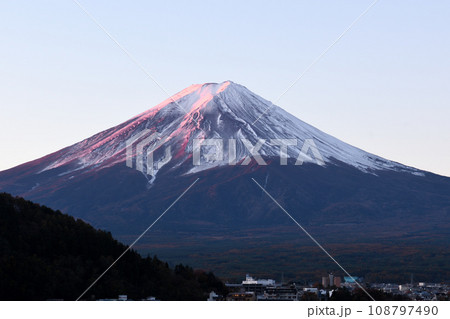 朝日を浴びる早朝の富士山 108797490