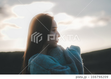 大自然で切ない表情の女性 108798209