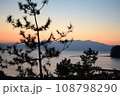 鹿児島湾の朝焼け 108798290