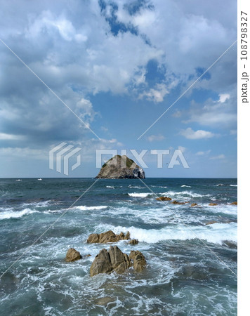 沖の断崖の小島と岩と海と空　玄界灘 108798327