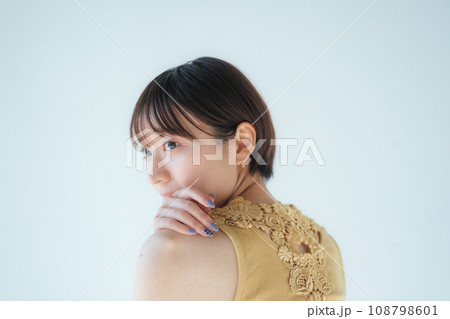 ショートヘアの20代女性　ビューティーイメージ 108798601