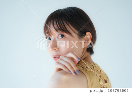 ショートヘアの20代女性　ビューティーイメージ 108798605