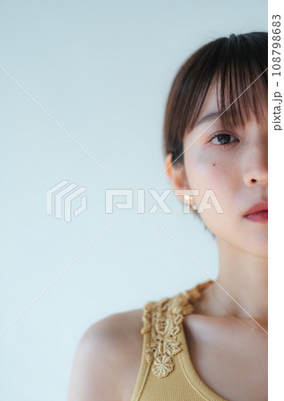 ショートヘアの女性　ビューティーイメージ 108798683