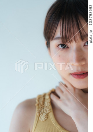 ショートヘアの女性　ビューティーイメージ 108798692