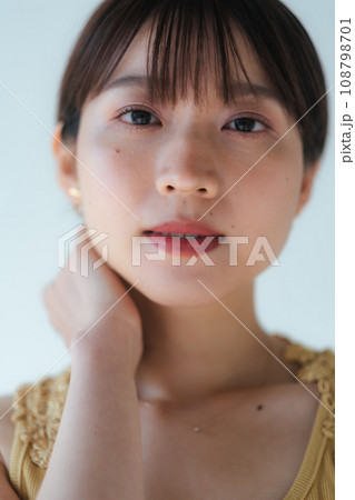 ショートヘアの女性 ビューティーイメージ ショートヘアの女性 ビューティーイメージ 108798701