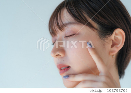 ショートヘアの女性 ビューティーイメージ ショートヘアの女性 ビューティーイメージ 108798703