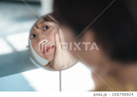 ショートヘアの女性 美容 ビューティー スキンケア ショートヘアの女性 美容 ビューティー スキンケア 108798924