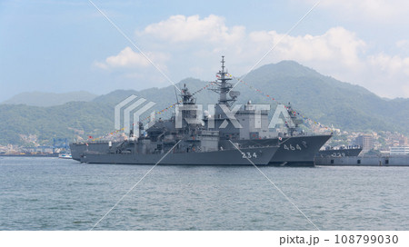 満艦飾の海上自衛隊掃海母艦ぶんご&護衛艦とね 満艦飾の海上自衛隊掃海母艦ぶんご&護衛艦とね 108799030