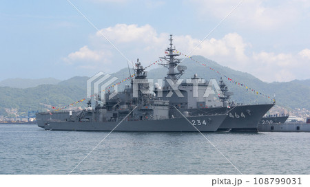 満艦飾の海上自衛隊掃海母艦ぶんご&護衛艦とね 108799031