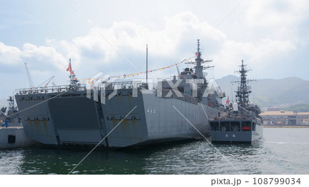 満艦飾の海上自衛隊掃海母艦ぶんご&護衛艦とね 満艦飾の海上自衛隊掃海母艦ぶんご&護衛艦とね 108799034