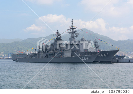 満艦飾の海上自衛隊掃海母艦ぶんご&護衛艦とね 108799036