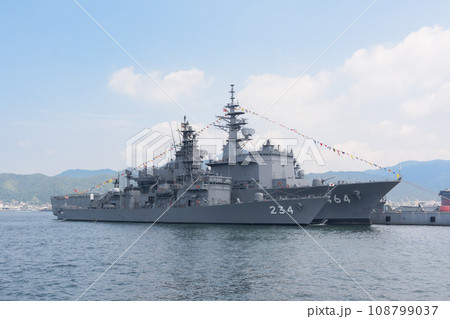 満艦飾の海上自衛隊掃海母艦ぶんご&護衛艦とね 108799037