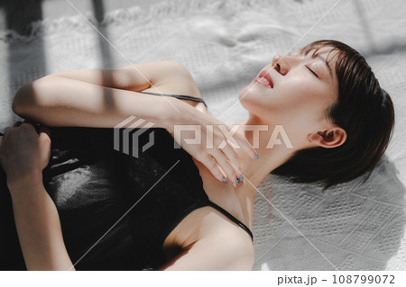 ショートヘア女性　ビューティー　俯瞰 108799072