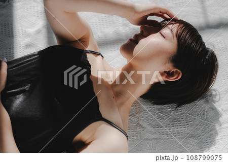 ショートヘア女性 ビューティー 俯瞰 ショートヘア女性 ビューティー 俯瞰 108799075