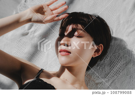 ショートヘア女性　ビューティー　俯瞰 108799088