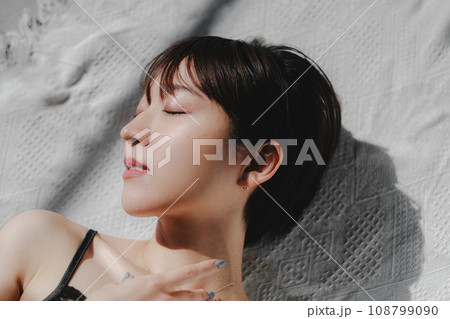 ショートヘア女性 ビューティー 俯瞰 ショートヘア女性 ビューティー 俯瞰 108799090