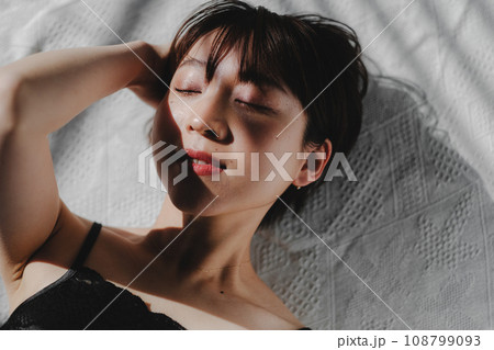 ショートヘア女性 ビューティー 俯瞰 ショートヘア女性 ビューティー 俯瞰 108799093